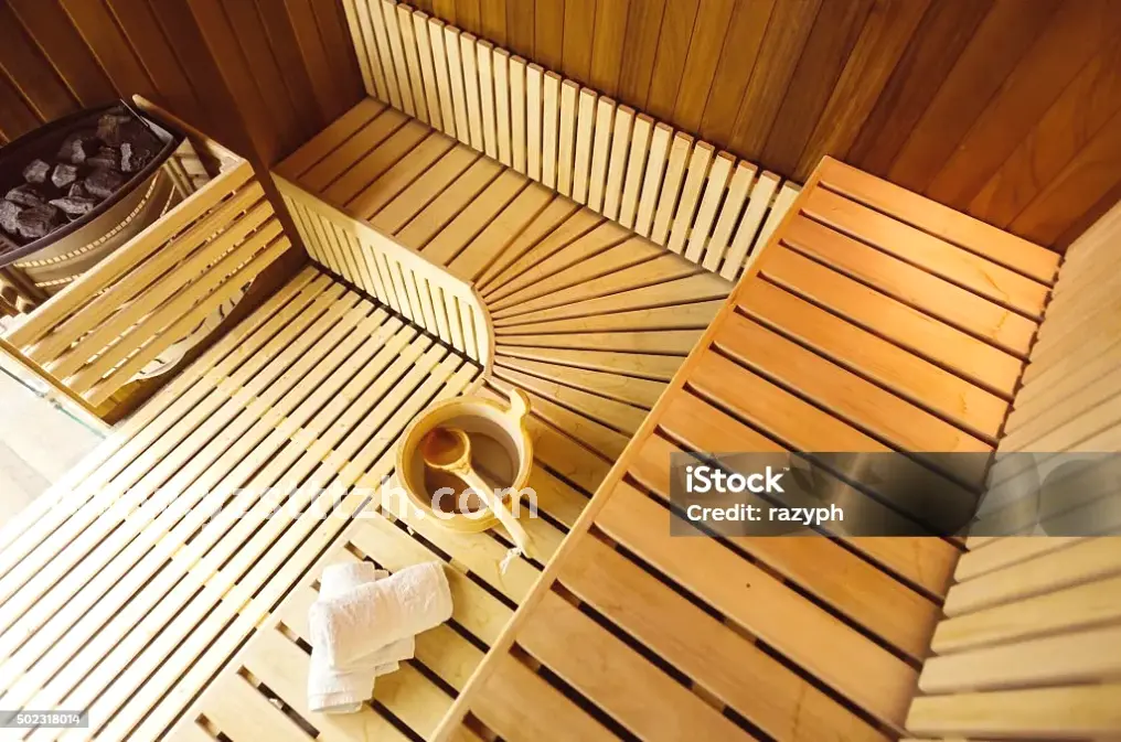 按摩师为顾客按摩